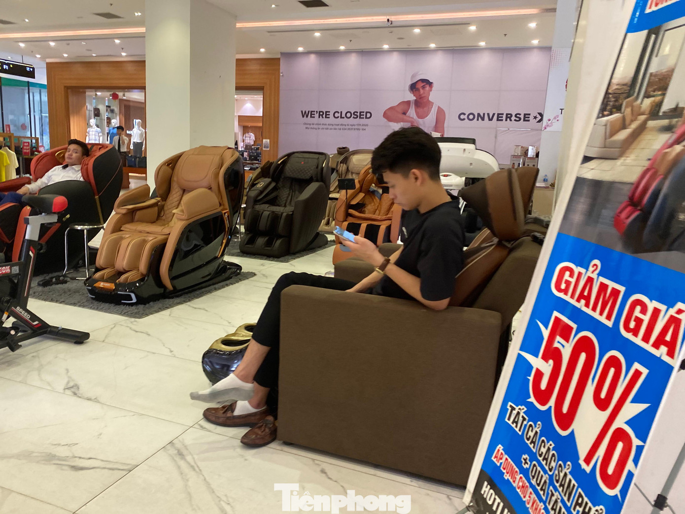 Biển giảm giá treo nổi bật ngay lối vào. Một nhân viên bán hàng cho biết, dù cửa hiệu ngay sảnh ra vào tầng 1, giữa lối ra thang máy, nhưng cả ngày không có nổi một vị khách. Nhân viên quan ngại về tình trạng vắng vẻ, lo lắng mất việc nếu chủ thuê quyết định đóng cửa