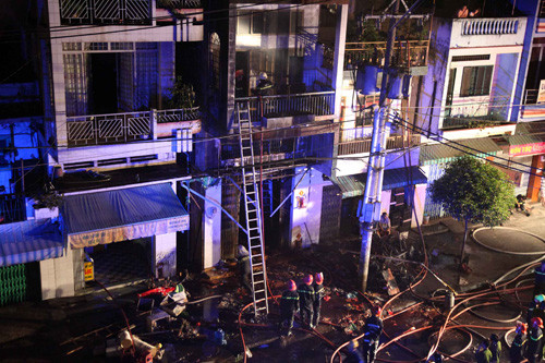 Đến gần 1 giờ sáng nay 6.3, đám cháy cơ bản đã được dập tắt