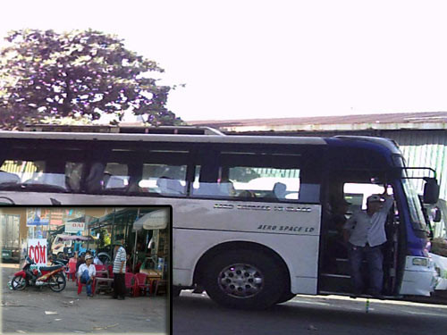 Một thanh niên đứng canh ngay cửa xe để đồng bọn vào bên trong thu tiền tài xế. Một thanh niên đứng canh ngay cửa xe để đồng bọn vào bên trong thu tiền tài xế