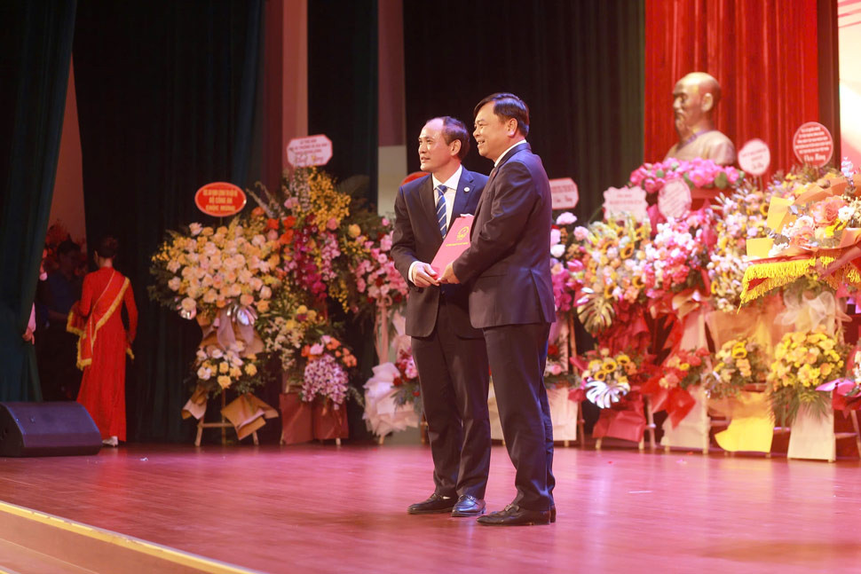 GS.TS Nguyễn Trung Việt chính thức nhận nhiệm vụ mới GS.TS Nguyễn Trung Việt chính thức nhận nhiệm vụ mới