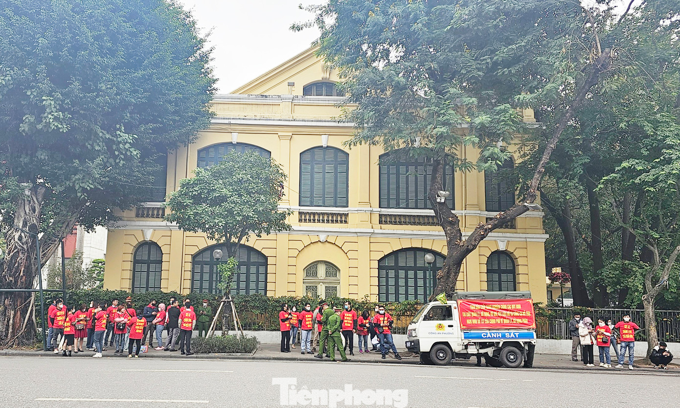 Khách hàng mua, thuê mua nhà ở xã hội tại tòa A3 dự án Tổ hợp nhà ở xã hội và dịch vụ thương mại AZ Thăng Long xuống đường kêu cứu, băng rôn “đòi nhà” hôm 5/1.