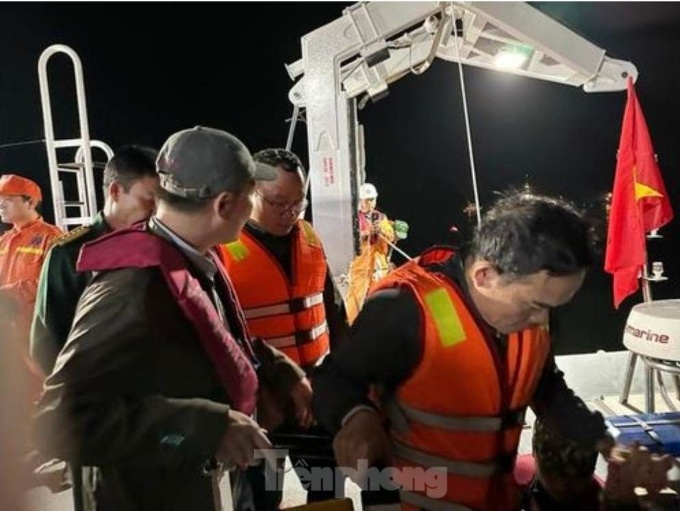 Phó Thủ tướng Trần Lưu Quang xuống tàu ra hiện trường (Ảnh: Hoàng Dương).