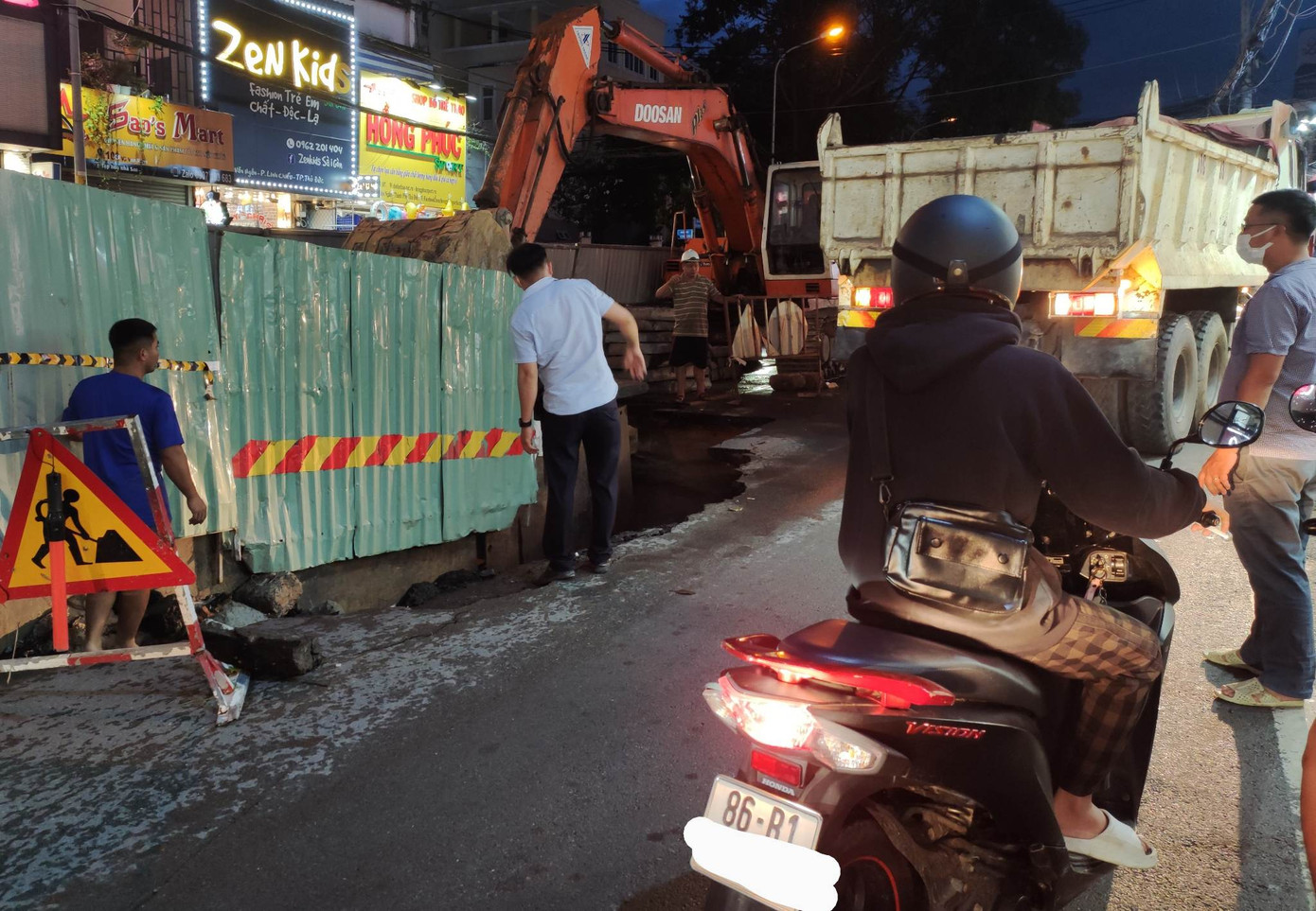 Tuyến đường Võ Văn Ngân (TP. Thủ Đức) nhiều đoạn bị xuống cấp, ảnh hưởng đến việc đi lại của người dân. Tuyến đường Võ Văn Ngân (TP. Thủ Đức) nhiều đoạn bị xuống cấp, ảnh hưởng đến việc đi lại của người dân.