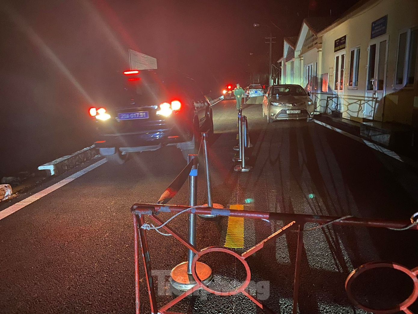 Xe đoàn công tác của Phó Thủ tướng Trần Lưu Quang tiến vào trung tâm chỉ huy (Ảnh: Nguyễn Hoàn).