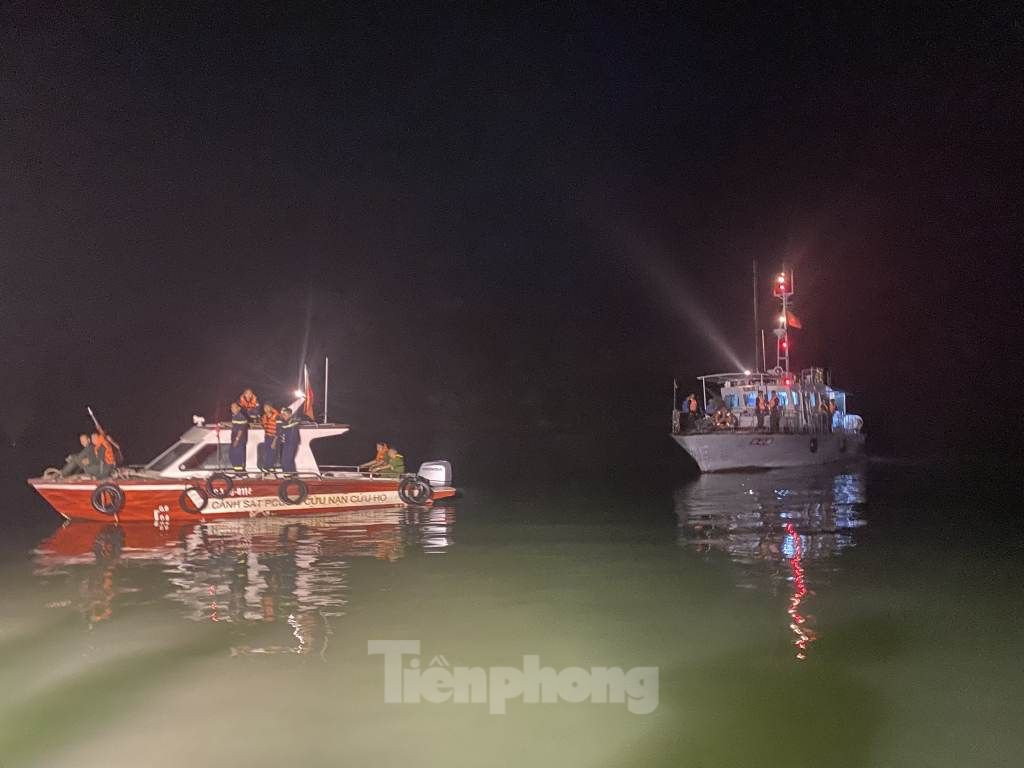 Tàu chuyên dụng và các lực lượng tham gia tìm kiếm nạn nhân mất tích (Ảnh: Hoàng Dương). Tàu chuyên dụng và các lực lượng tham gia tìm kiếm nạn nhân mất tích (Ảnh: Hoàng Dương).