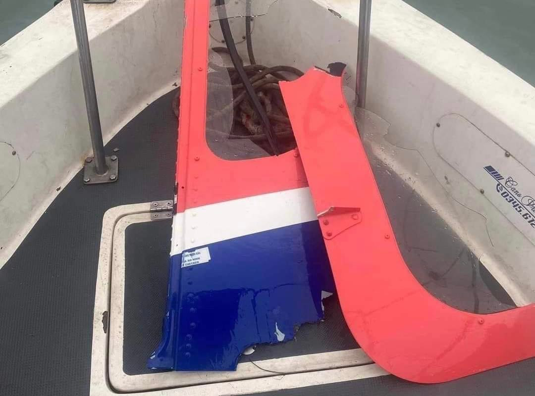 Nhiều người dân vớt được mảnh vỡ trực thăng (Nguồn: Các page Hải Phòng).