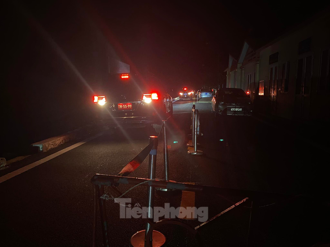 Một xe biển đỏ của lực lượng quân đội (Ảnh: Nguyễn Hoàn).