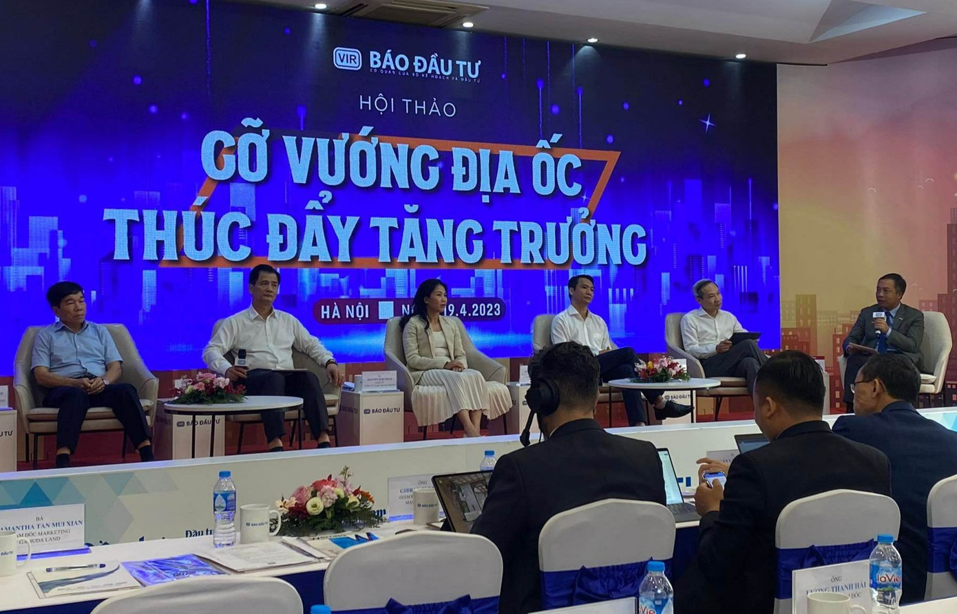 Quang cảnh hội thảo. Quang cảnh hội thảo.
