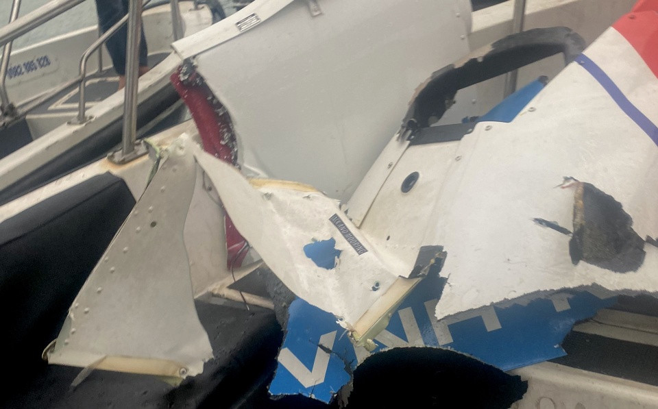 Mảnh vỡ được cho là của máy bay gặp nạn (ảnh: Zing).