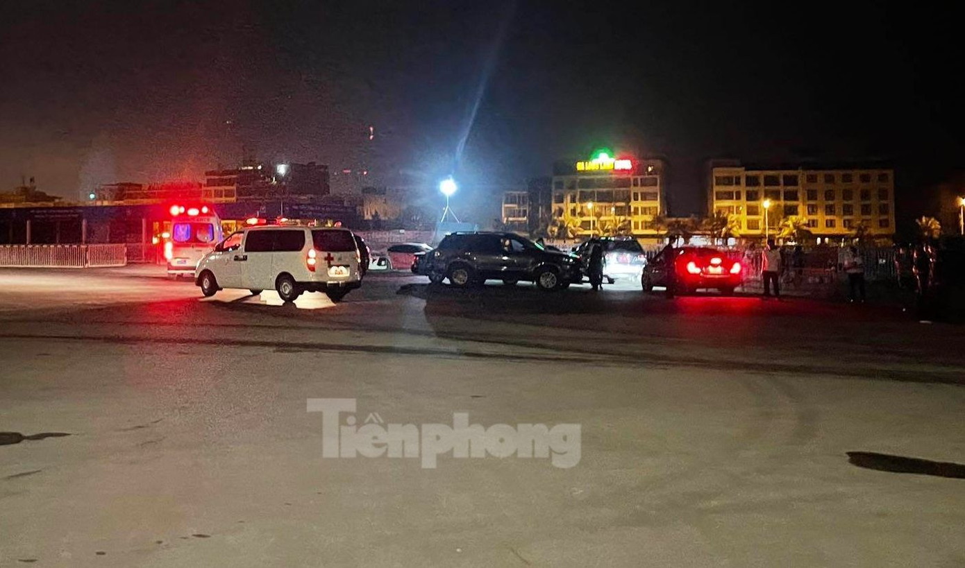 Thi thể của 2 nạn nhân được chở tới Bệnh viện Bãi Cháy, TP. Hạ Long, Quảng Ninh.