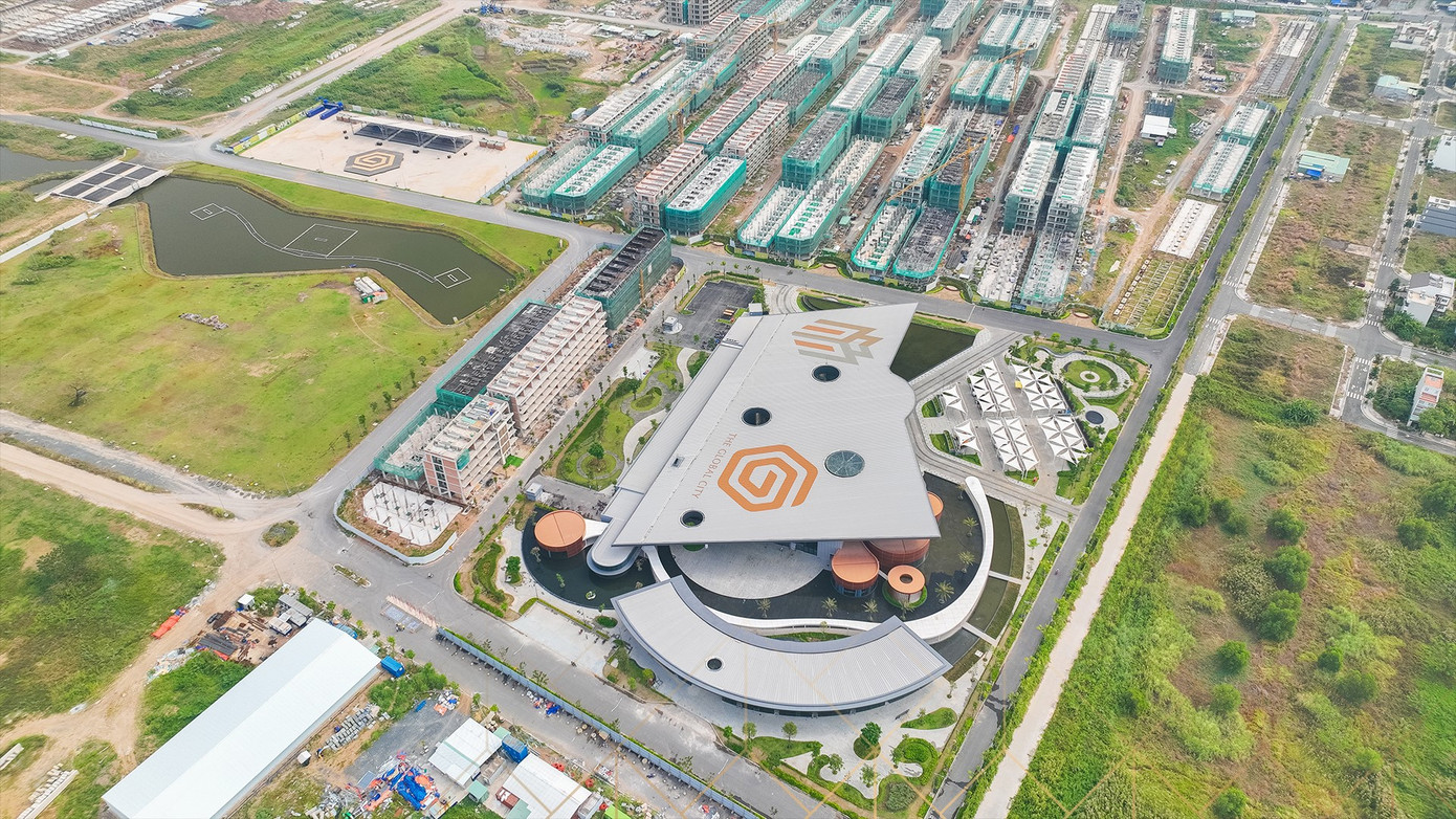 The Global City đã hoàn thành Sales Gallery quy mô 10.000m2, khu nhạc nước và liên tục cất nóc dãy nhà phố SOHO.