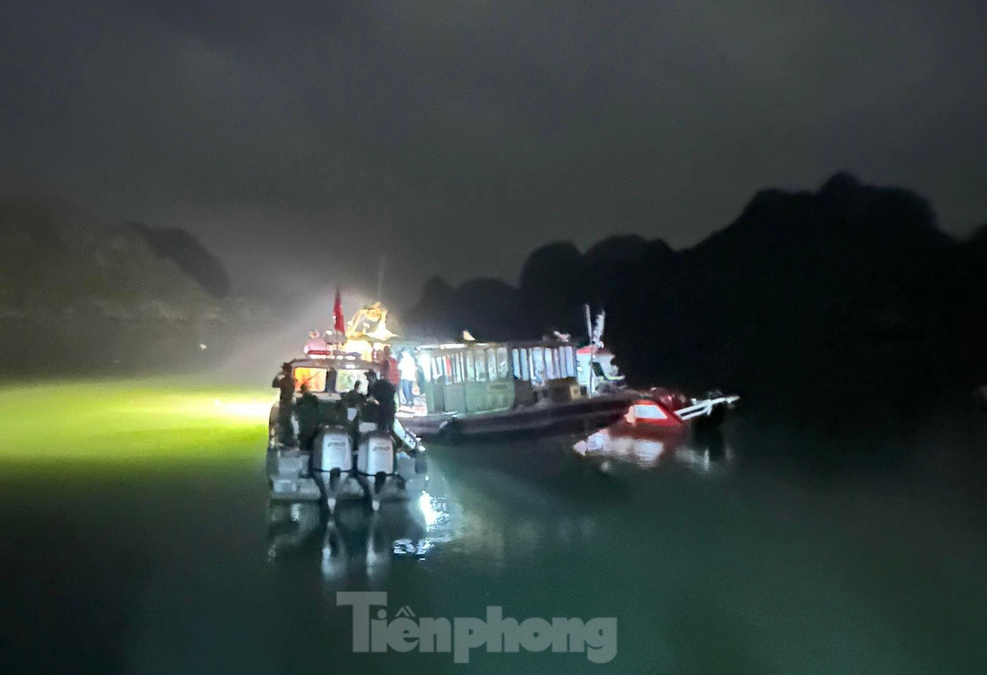 Các tàu du lịch, thuyền của ngư dân cũng được huy động (Ảnh: Nguyễn Hoàn).