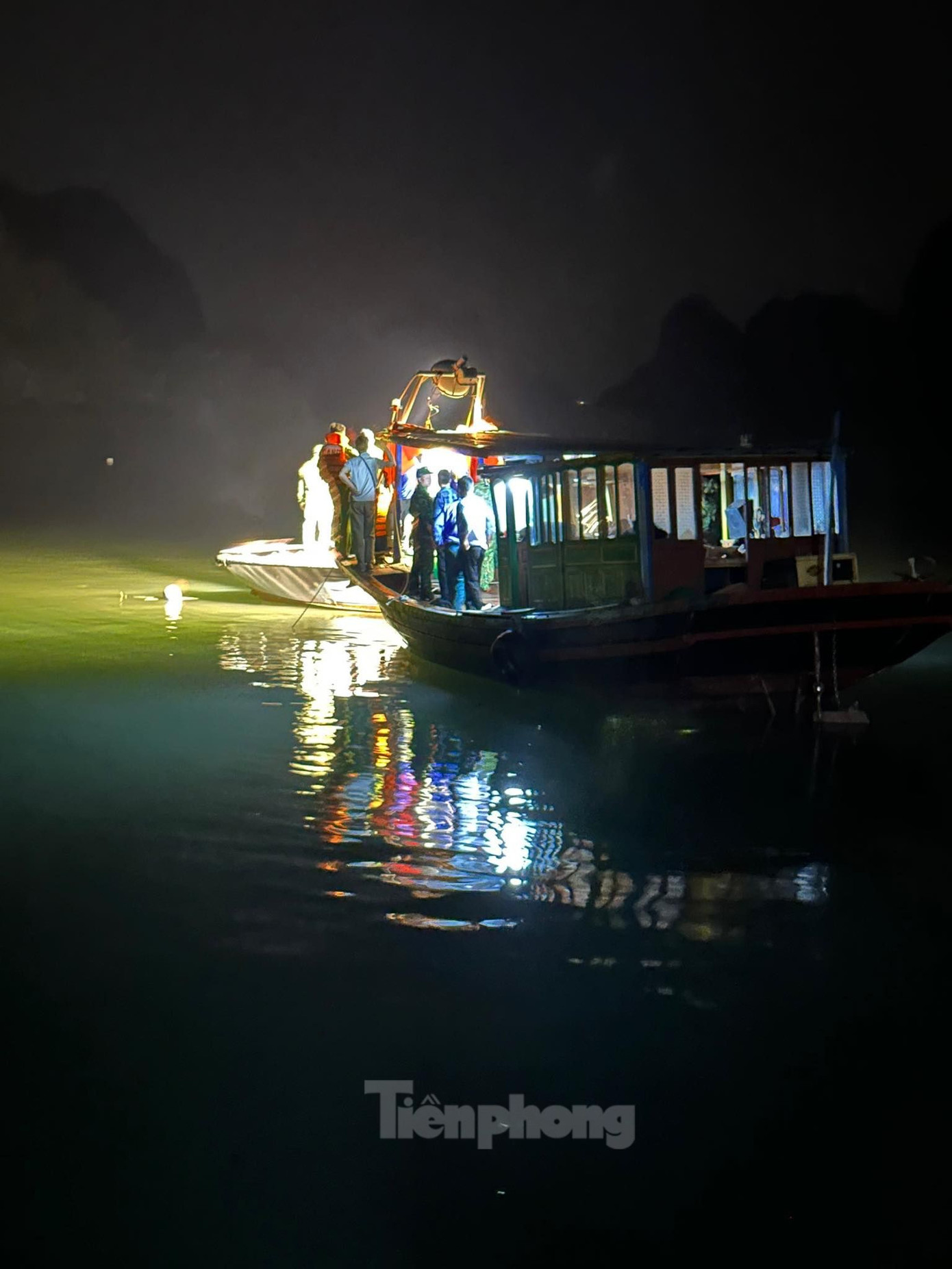 Công tác tìm kiếm cứu nạn diễn ra trong đêm (Ảnh: Nguyễn Hoàn).