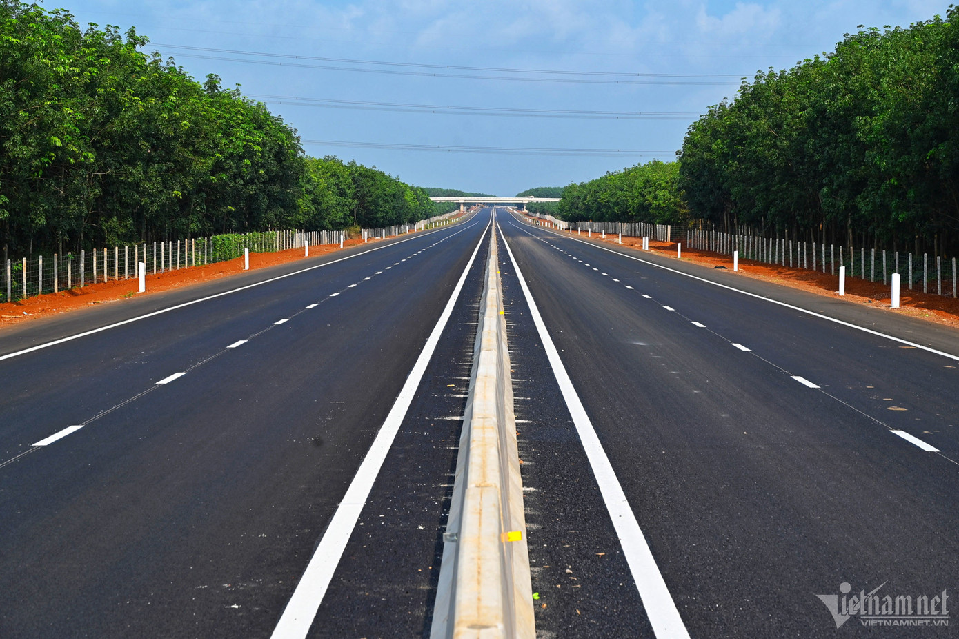 Cao tốc Phan Thiết - Dầu Giây thông xe dịp lễ 30/4 sẽ thúc đẩy du lịch Phan Thiết bùng nổ (ảnh: VietnamNet). Cao tốc Phan Thiết - Dầu Giây thông xe dịp lễ 30/4 sẽ thúc đẩy du lịch Phan Thiết bùng nổ (ảnh: VietnamNet).