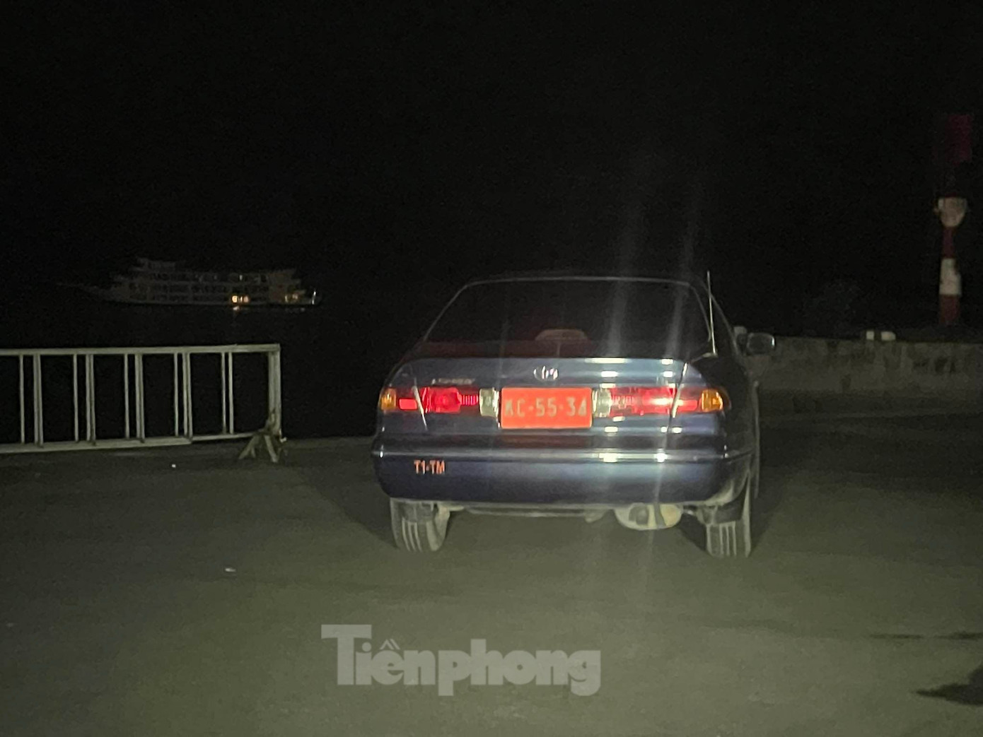 Một xe con mang biển kiểm soát quân đội ở khu vực bãi đỗ (ảnh: Hoàng Dương).