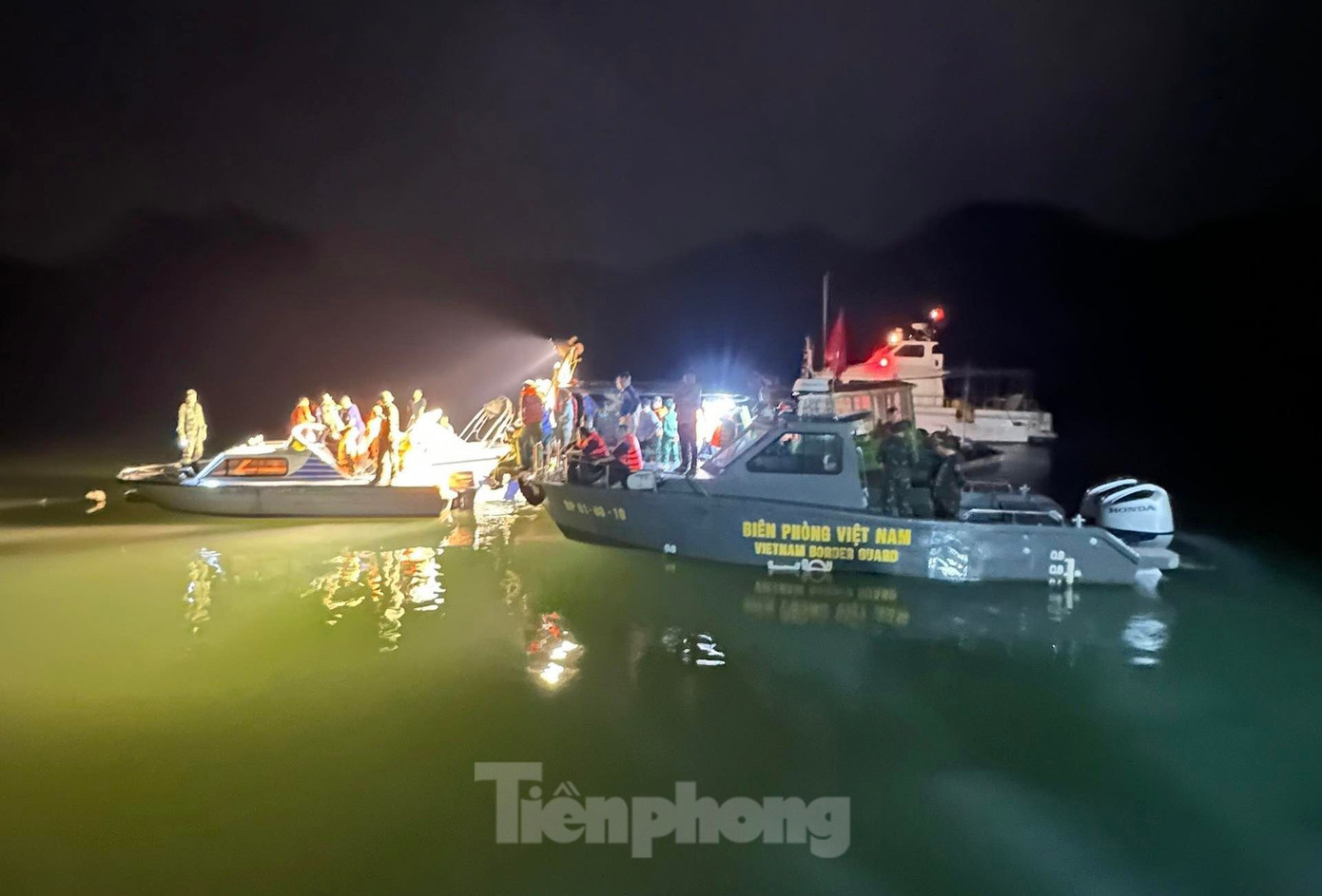 Tàu chuyên dụng cùng lực lượng có trách nhiệm thực hiện nhiệm vụ tìm kiếm cứu nạn (Ảnh: Nguyễn Hoàn).