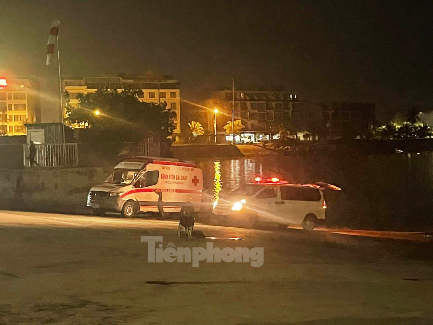 Ở trên bờ, xe cứu thương đợi sẵn để đón thi thể 2 nạn nhân xấu số (ảnh: Hoàng Dương).