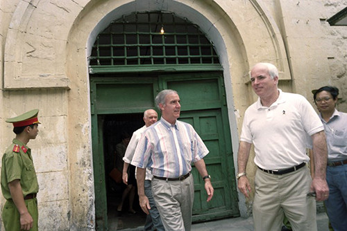 John McCain trong hồi ức của cựu trại trưởng Hỏa Lò ảnh 2