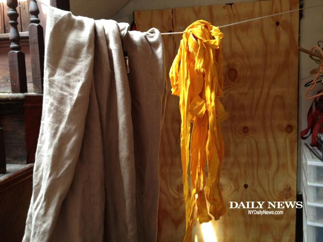 Bên ngoài căn phòng đồ đạc còn để rất lộn xộn. Hai anh em đã không trở về phòng sau lần xuất hiện ở cửa hàng 7-Eleven hôm 18/4