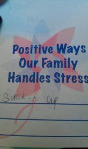 Hỏi: Những cách tích cực mà gia đình chúng ta giải quyết căng thẳng? Trả lời: Đối mặt với nó Cậu bé này có vẻ đã lớn