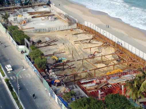 Dự án đường hầm và nhà hàng ngầm đang được thi công trên bãi biển Nha Trang. Ảnh: Phan Sông Ngân Dự án đường hầm và nhà hàng ngầm đang được thi công trên bãi biển Nha Trang