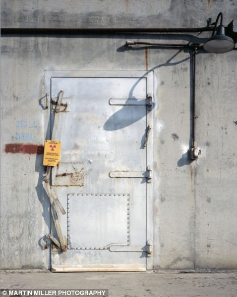 Cánh cửa dẫn vào bên trong lò phản ứng