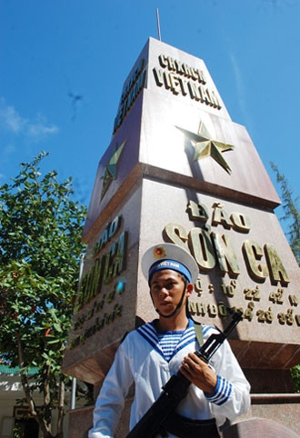 Chiến sĩ Hải quân canh gác bên cột mốc chủ quyền