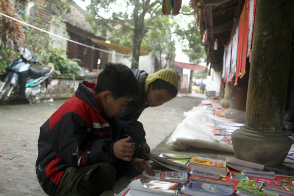 Khách ghé thăm là hai cậu bé. Tranh thủ đọc truyện "chùa". Khách ghé thăm là hai cậu bé. Tranh thủ đọc truyện