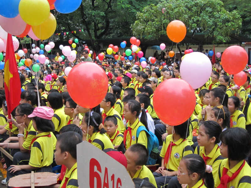 Hơn 3.600 học sinh và ban giám hiệu nhà trường, cán bộ giáo viên, đã đến tham dự lễ khai giảng