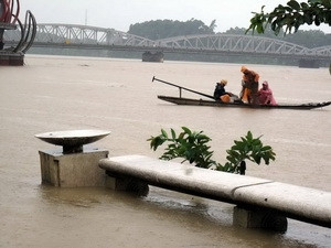 Nước lũ cuồn cuộn đổ về sông Hương, Huế