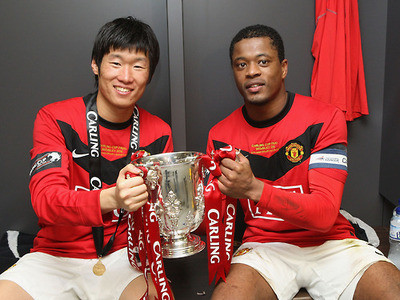 Park Ji Sung và Evra sẽ tới Việt Nam thi đấu giao hữu