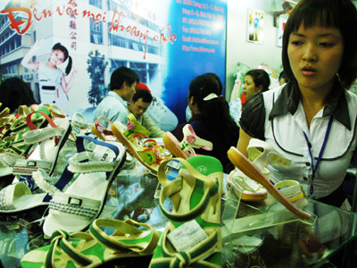 Giày dép xuất sang Trung Quốc . Ảnh: Phạm Yên Giày dép xuất sang Trung Quốc