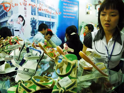 Giày dép xuất sang Trung Quốc