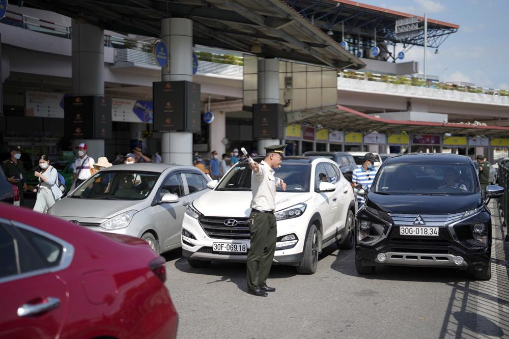Lực lượng sân bay chật vật điều tiết phương tiện giữa nắng nóng.