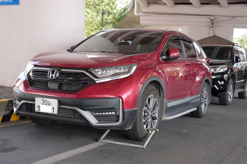 Khóa bánh xe đỗ vi phạm.