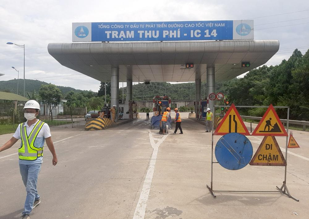 Nhà thầu đồng thời thi công lắp đặt thu phí không dừng trên tuyến cao tốc Nội Bài - Lào Cai. Nhà thầu đồng thời thi công lắp đặt thu phí không dừng trên tuyến cao tốc Nội Bài - Lào Cai.