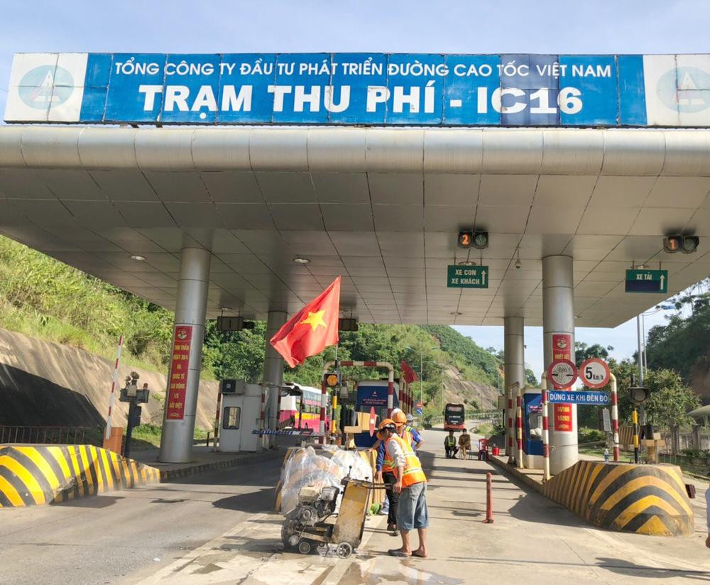 Quá trình thi công lắp đặt hệ thống thu phí tự động vẫn đảm bảo vận hành khai thác tuyến cao tốc Nội Bài - Lào Cai. Quá trình thi công lắp đặt hệ thống thu phí tự động vẫn đảm bảo vận hành khai thác tuyến cao tốc Nội Bài - Lào Cai.