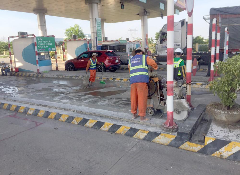 Thi công đặt cáp phục vụ hệ thống thu phí tự động tại trạm thu phí Túy Loan. Thi công đặt cáp phục vụ hệ thống thu phí tự động tại trạm thu phí Túy Loan.