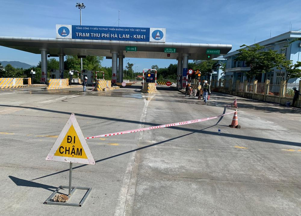 Trạm thu phí Hà Lam trên tuyến cao tốc Đà Nẵng - Quảng Ngãi cũng được triển khai khẩn trương. Trạm thu phí Hà Lam trên tuyến cao tốc Đà Nẵng - Quảng Ngãi cũng được triển khai khẩn trương.