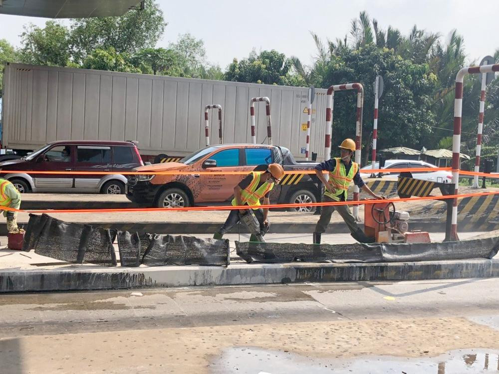 Sau ngày 31/7, nếu các tuyến cao tốc của VEC không vận hành thu phí tự động sẽ phải dừng thu phí. Công nhân thi công thu phí tự động trên tuyến cao tốc TPHCM - Long Thành – Dầu Giây. Sau ngày 31/7, nếu các tuyến cao tốc của VEC không vận hành thu phí tự động sẽ phải dừng thu phí. Công nhân thi công thu phí tự động trên tuyến cao tốc TPHCM - Long Thành – Dầu Giây.