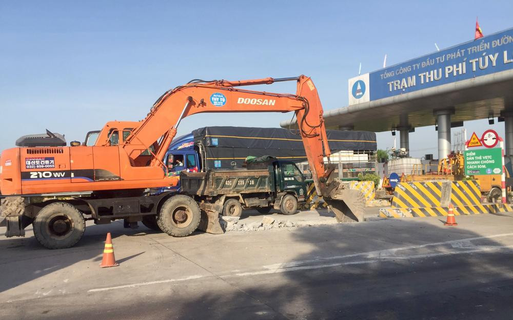 Thi công lắp đặt hệ thống thu phí tự động tại trạm thu phí Túy Loan trên tuyến cao tốc Đà Nẵng - Quảng Ngãi. Ảnh: VEC. Thi công lắp đặt hệ thống thu phí tự động tại trạm thu phí Túy Loan trên tuyến cao tốc Đà Nẵng - Quảng Ngãi. Ảnh: VEC.