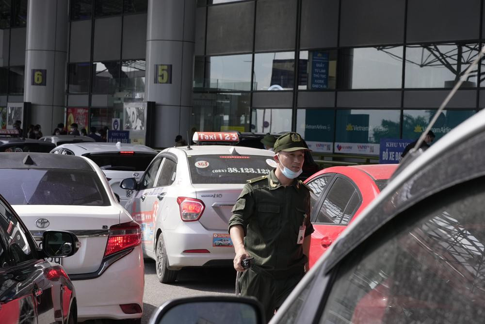 Phương tiện chật kín.