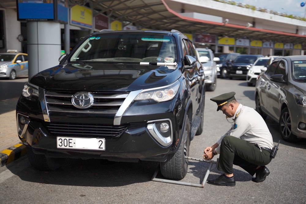 Nhiều xe dừng đỗ sai vị trí với thời gian dài bị lực lượng an ninh sân bay khóa bánh.
