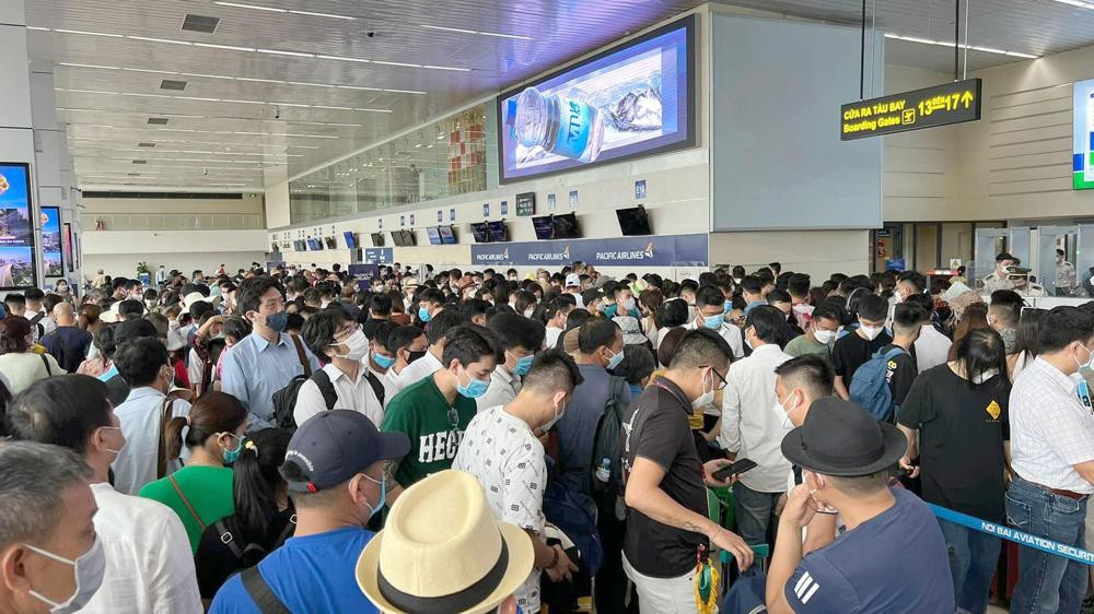 Nội địa tấp nập nhưng khách quốc tế vẫn rất hạn chế, do nhiều quốc gia vẫn lo ngại dịch COVID-19.
