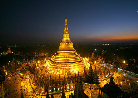 Về đêm, Chùa Shwedagon càng thêm lộng lẫy bởi ánh sáng vàng rực rỡ