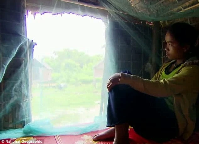 Ảnh chụp một bé gái ngồi trong 