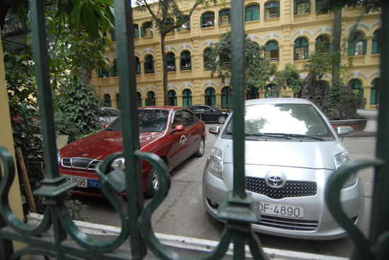 Xe đỗ tại sân trường