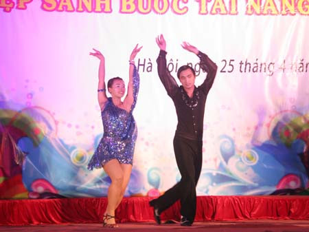 Đêm chung kết còn có các tiết mục văn nghệ 