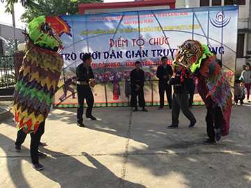 Cụ ông chuyên làm 'sư tử mèo, gà đất biết gáy' dịp Tết ảnh 1