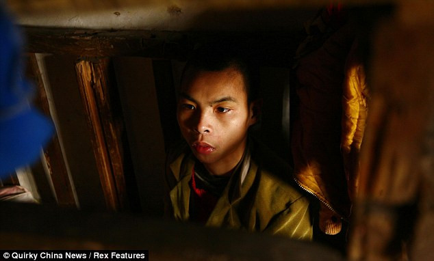 Mặc dù Wei Yun đã 23 tuổi nhưng không khác gì một đứa trẻ lên ba.. Mặc dù Wei Yun đã 23 tuổi nhưng không khác gì một đứa trẻ lên ba.